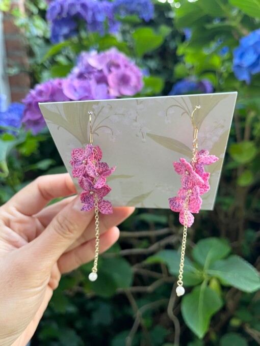Micro Gehaakte Hortensia Oorbellen – Zacht & Bloemig