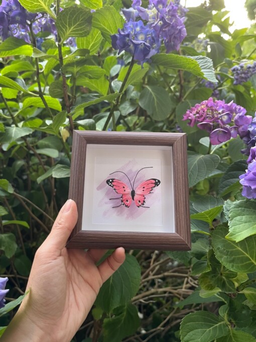 Micro Gehaakte Roze Vlinder in Lijstje – Uniek en Handgemaakt
