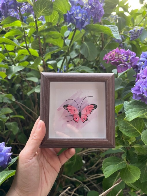 Micro Gehaakte Roze Vlinder in Lijstje – Uniek en Handgemaakt