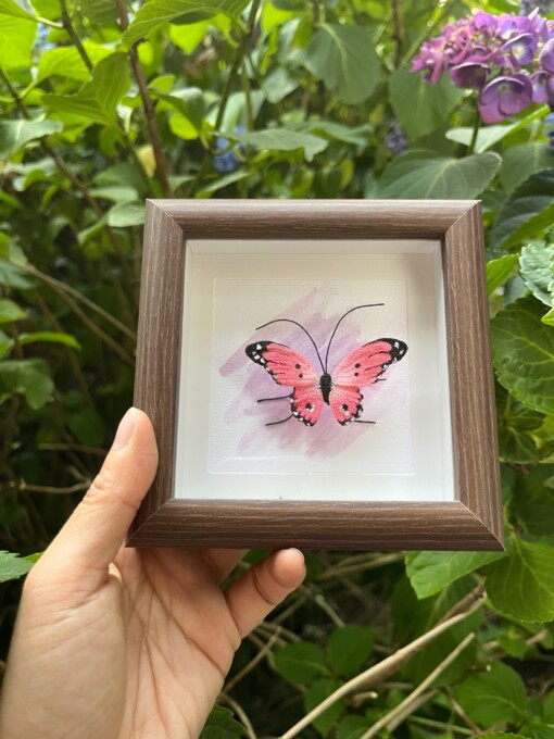Micro Gehaakte Roze Vlinder in Lijstje – Uniek en Handgemaakt