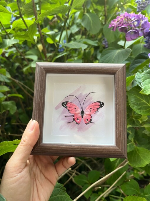 Micro Gehaakte Roze Vlinder in Lijstje – Uniek en Handgemaakt