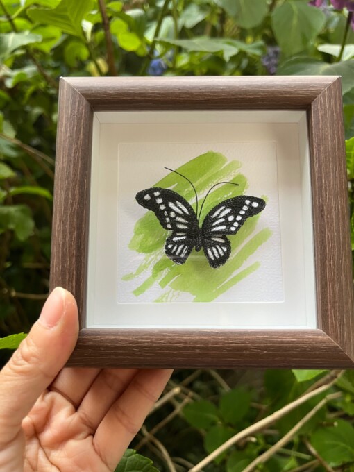 Micro Gehaakte Zwarte Vlinder in Lijstje – Elegant & Uniek