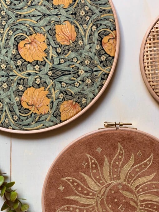 Muurhangerset peony cognac