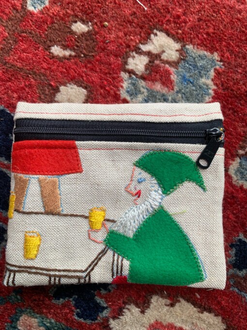 Portemonneetje van vintage wandkleed met groen kaboutertje