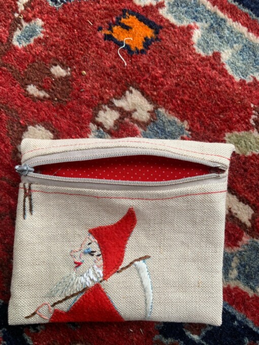 Leuk portemonneetje van vintage wandkleed met rode kabouter