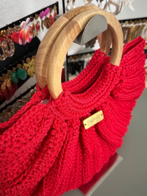 Zomerse Eyecatcher – Rode Gehaakte Handtas met Houten Details