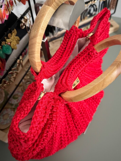 Zomerse Eyecatcher – Rode Gehaakte Handtas met Houten Details