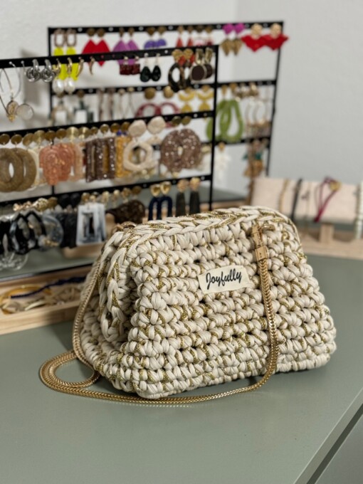 Zomerse clutch met goud accent en schouderhengsel