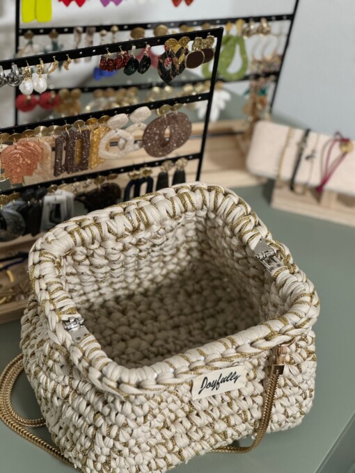 Zomerse clutch met goud accent en schouderhengsel