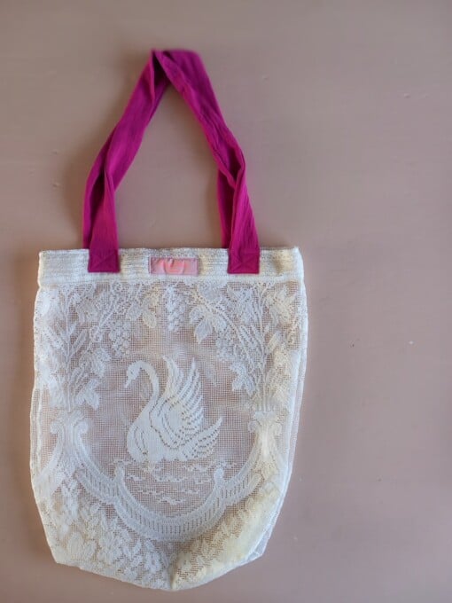 Duurzame tas van vintage zwanenvitrage - zomerse shopper met zwaan en roze hengsel