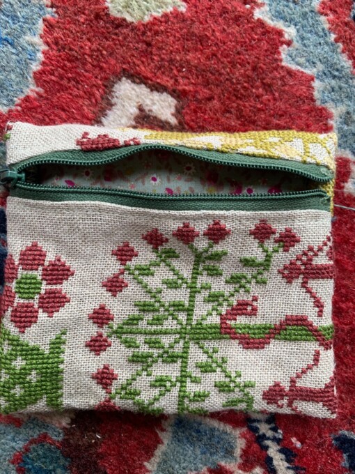 portemonnee van vintage borduurwerk met bloemen en vogels