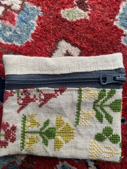 portemonnee van vintage borduurwerk met gele en rode bloemen