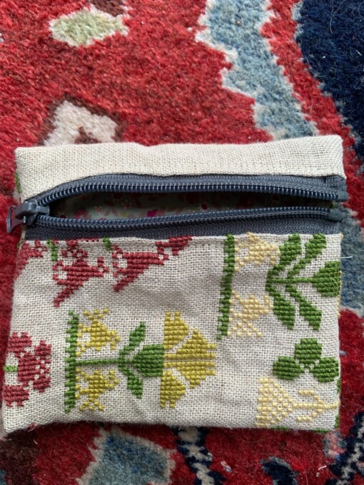 portemonnee van vintage borduurwerk met gele en rode bloemen