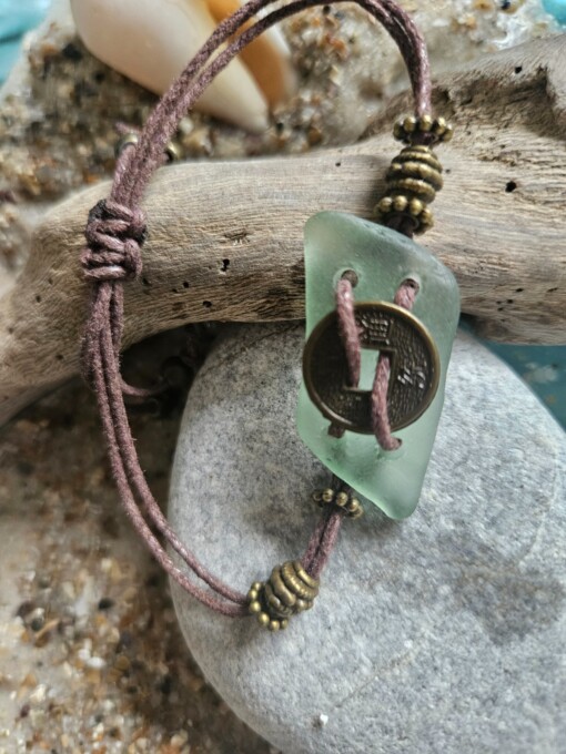 Armband  025 met lichtgroen zeeglas en een Chinese geluksmunt