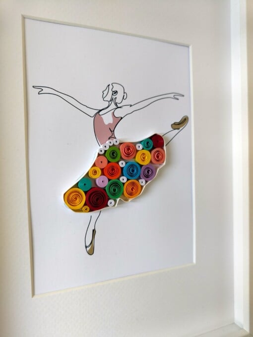 Papierkunst in quilling-techniek: Ballerina – elegante muurdecoratie met kleurrijke rok van papierstroken
