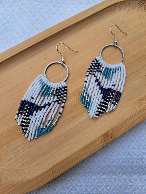 Blue Mirage – lichte fringe oorbellen met miyuki kralen in blauw, zilver en zwart