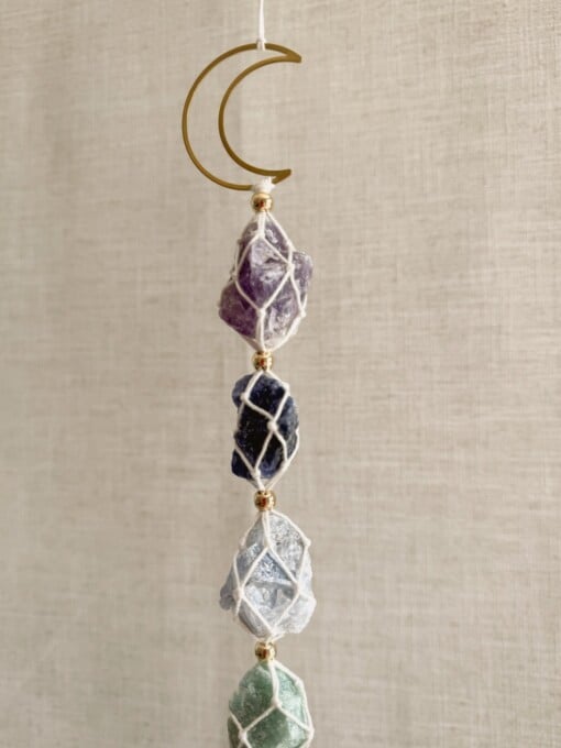 Chakra hanger met amethist, sodaliet, blauwe calciet, groene aventurijn, citrien, oranje calciet en rode jaspis – voor balans en energie in huis