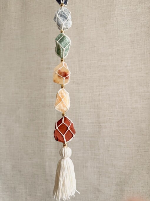 Chakra hanger met amethist, sodaliet, blauwe calciet, groene aventurijn, citrien, oranje calciet en rode jaspis – voor balans en energie in huis