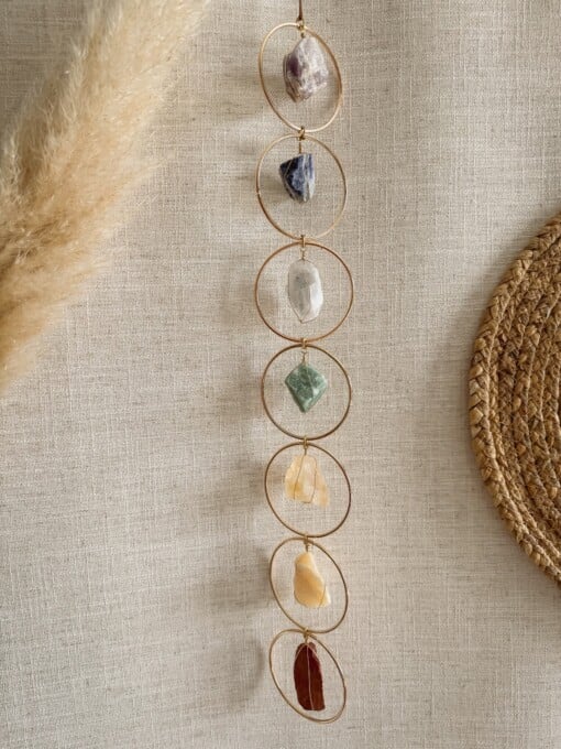 Chakra hanger met amethist, sodaliet, blauwe calciet, groene aventurijn, citrien, oranje calciet en rode jaspis