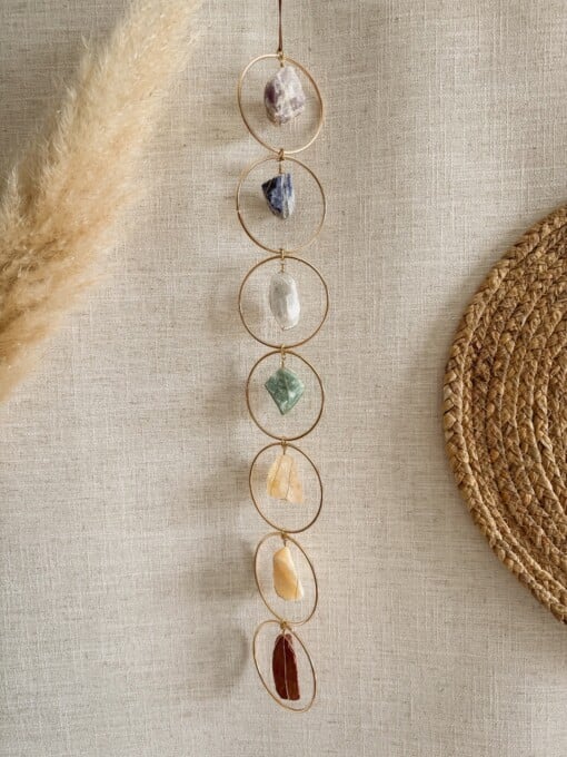 Chakra hanger met amethist, sodaliet, blauwe calciet, groene aventurijn, citrien, oranje calciet en rode jaspis