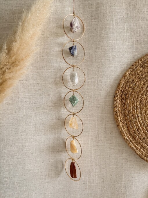 Chakra hanger met amethist, sodaliet, blauwe calciet, groene aventurijn, citrien, oranje calciet en rode jaspis