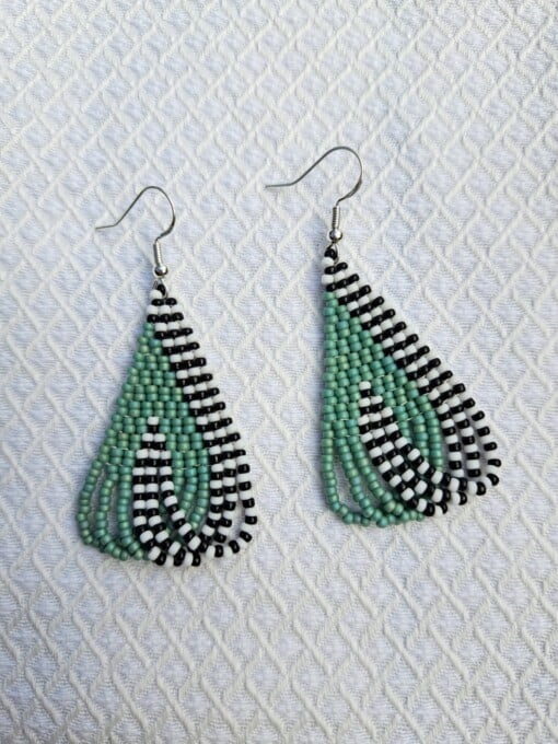 Color Weave – Eucalyptus | Handgemaakte brickstitch oorbellen in zwart, wit en eucalyptusgroen