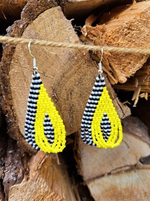 Color Weave – Lemon | Handgemaakte brickstitch oorbellen in zwart, wit en geel