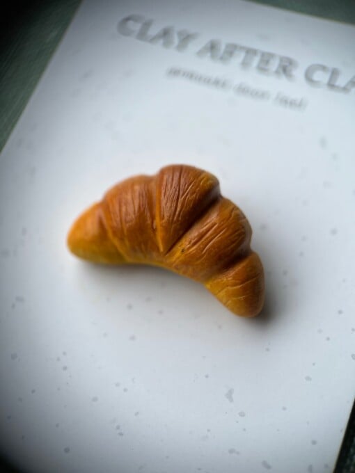 Croissant pin voor tas of kleding