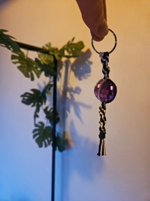 Discobal macramé sleutelhanger
