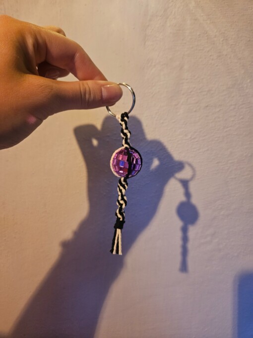 Discobal macramé sleutelhanger