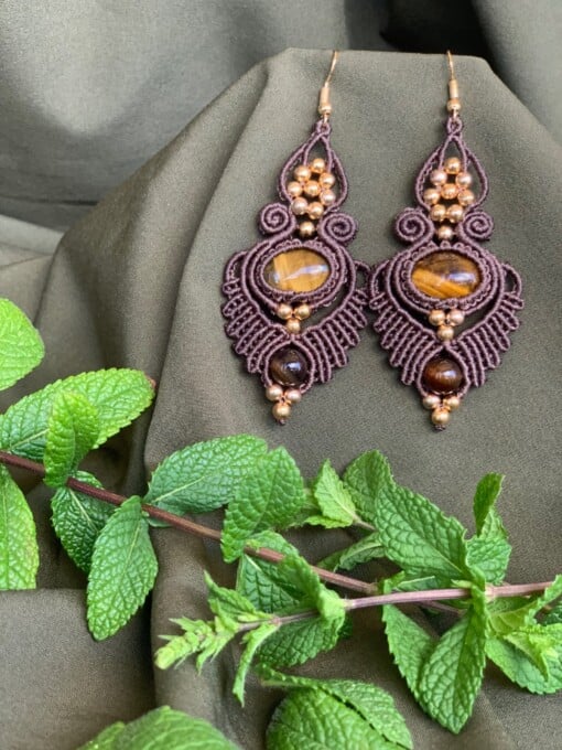 Elegant macramé oorbellen met tijgeroog