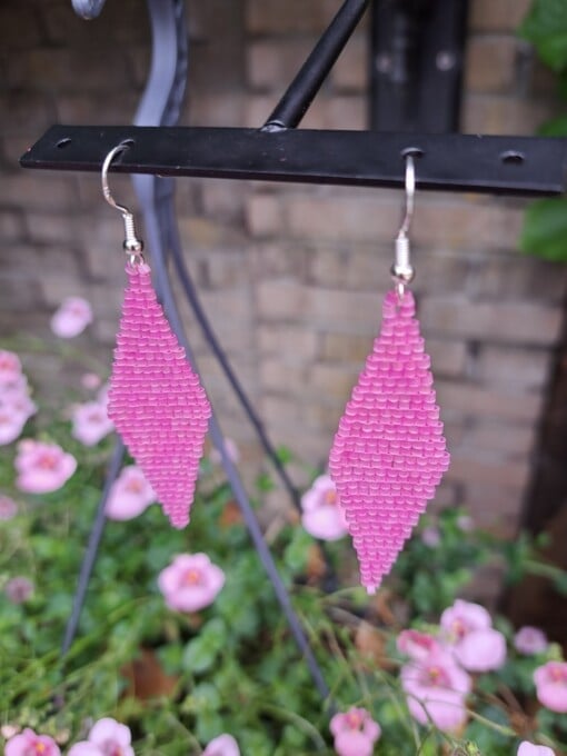 Felroze oorbellen van satin-silk glaskralen – met zilveren haakje, 7 cm