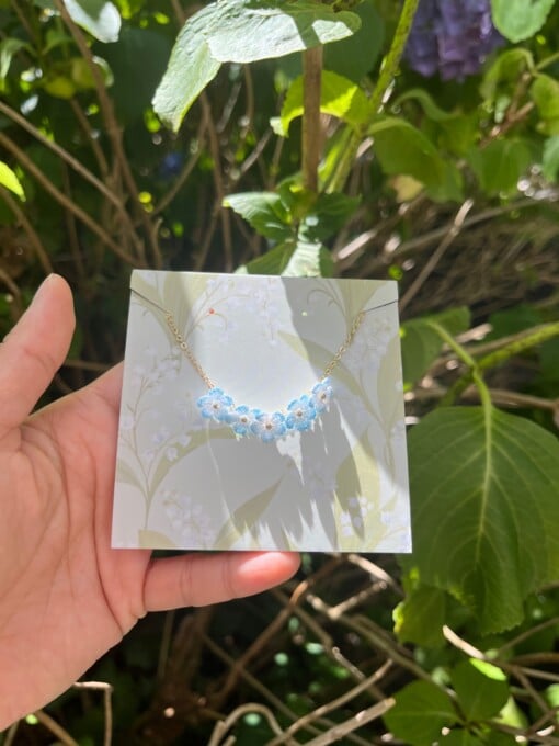 Gehaakte Vergeet-mij-niet Armband – Fijne Handgemaakte Bloemensieraad