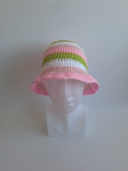 Gehaakte bucket hat 'Wit, roze en groen'
