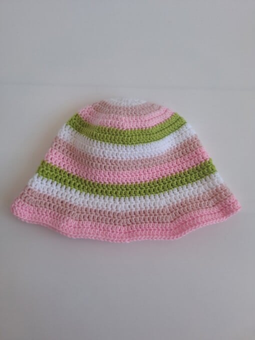 Gehaakte bucket hat 'Wit, roze en groen'