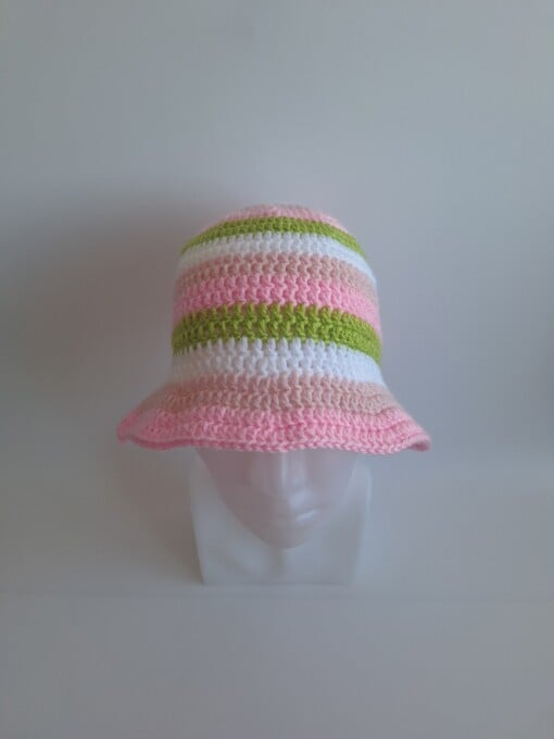 Gehaakte bucket hat 'Wit, roze en groen'