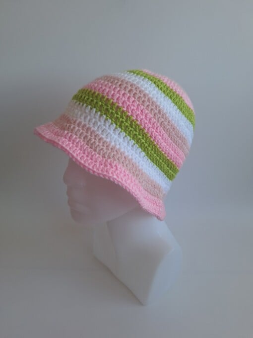 Gehaakte bucket hat 'Wit, roze en groen'