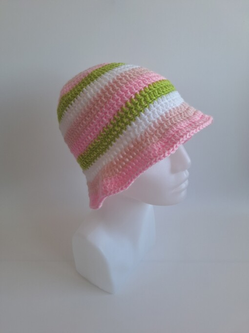 Gehaakte bucket hat 'Wit, roze en groen'