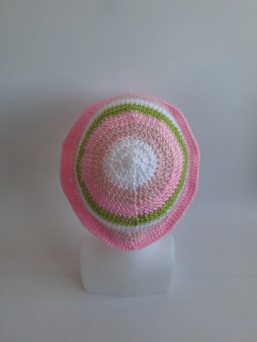 Gehaakte bucket hat 'Wit, roze en groen'