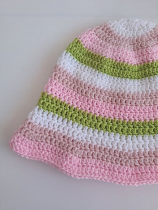 Gehaakte bucket hat 'Wit, roze en groen'