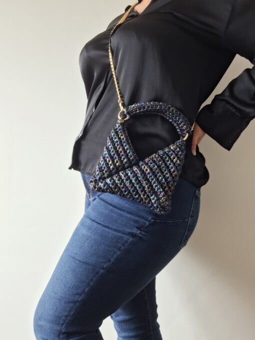 Gehaakte crossbody tas 'Metallic zwart regenboog'