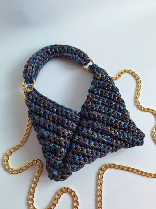 Gehaakte crossbody tas 'Metallic zwart regenboog'
