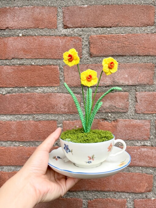 Gehaakte gele Narcissen in Theekopje