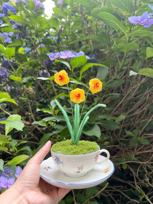 Gehaakte gele Narcissen in Theekopje