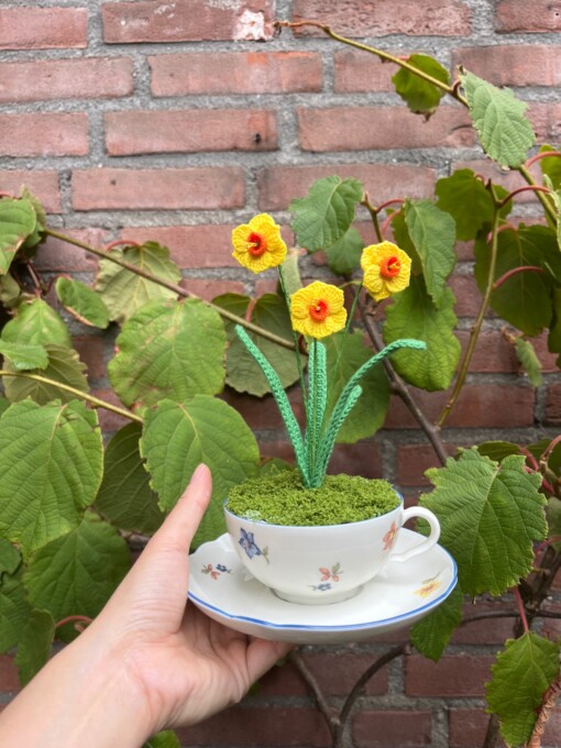 Gehaakte gele Narcissen in Theekopje
