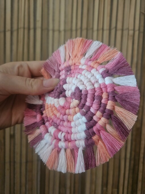 Gekleurde macramé onderzetter