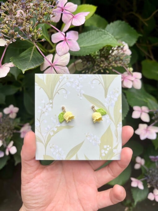 Gele Lelietje-van-dalen Oorbellen – Microgehaakt met groene blaadjes
