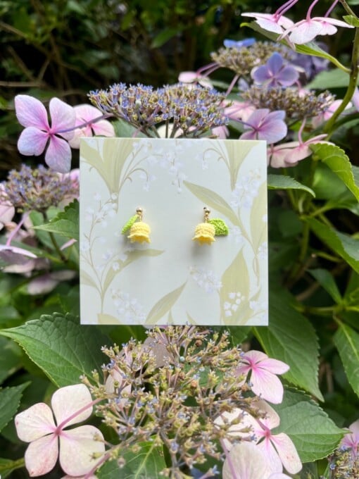 Gele Lelietje-van-dalen Oorbellen – Microgehaakt met groene blaadjes