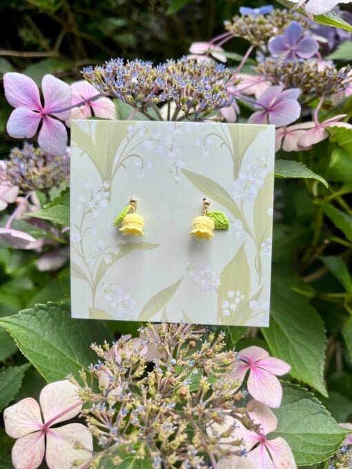 Gele Lelietje-van-dalen Oorbellen – Microgehaakt met groene blaadjes