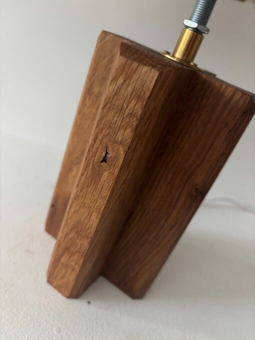 Handgemaakte lamp met stoere voet